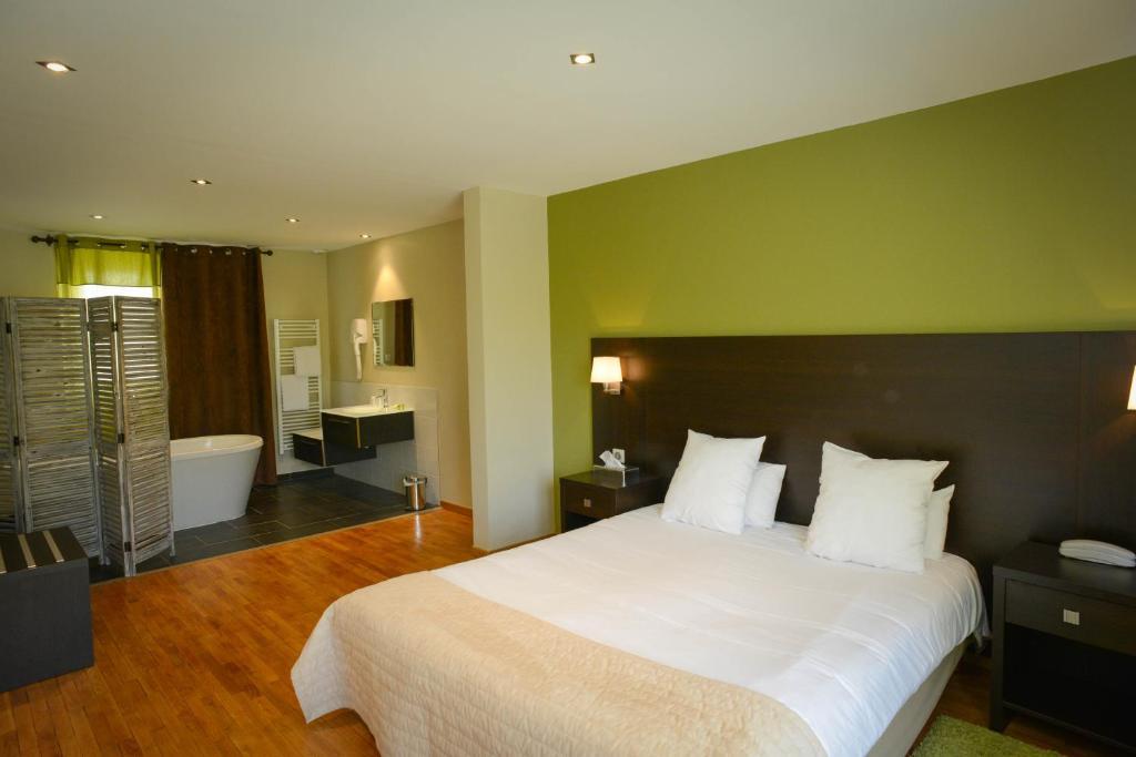 Logis Hotel Restaurant L'Auberge Normande Карантан Экстерьер фото